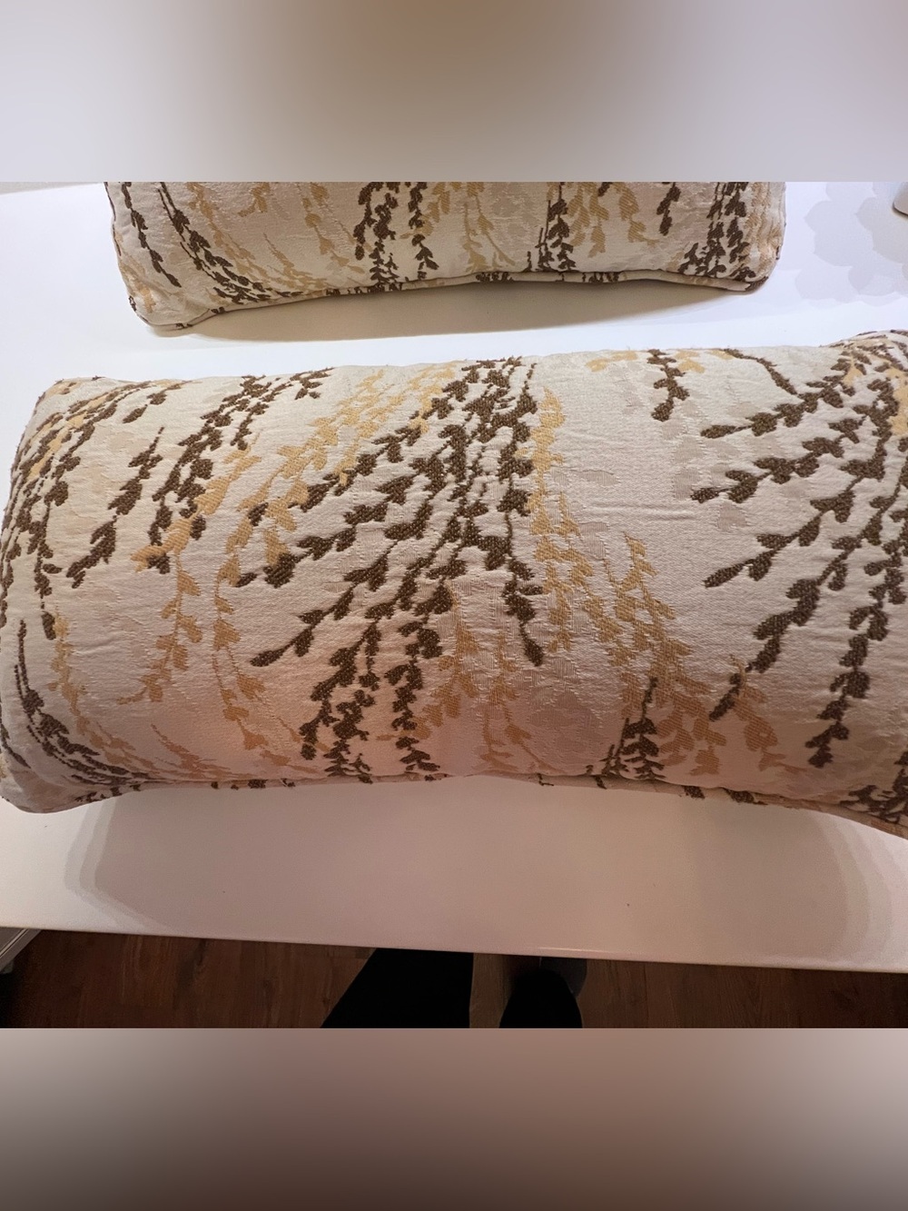BASSETT FURN CUSTOM MADE 2 LUMBAR PILLOWS CREAM BACKGROUND W/BROWN
& GOLD TONE - Picture 3 of 6